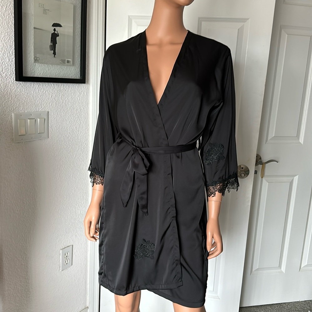 BEAUTIFUL LIKE NEW SAPJON ROBE. Size M. Black w/lace trim. EXCELLENT CONDITION.